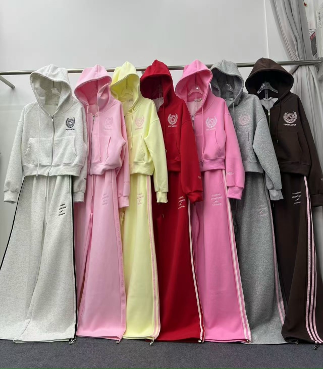 Спортивный костюм 23046175