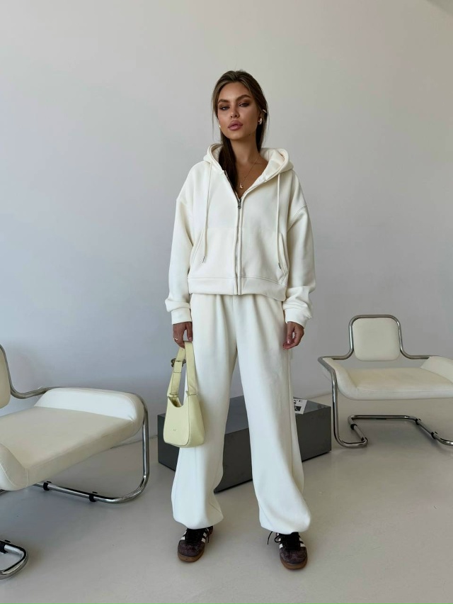 Спортивный костюм 23075938