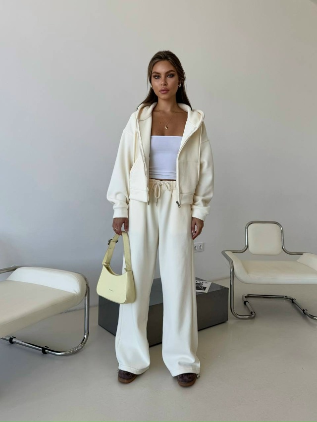 Спортивный костюм 23075938