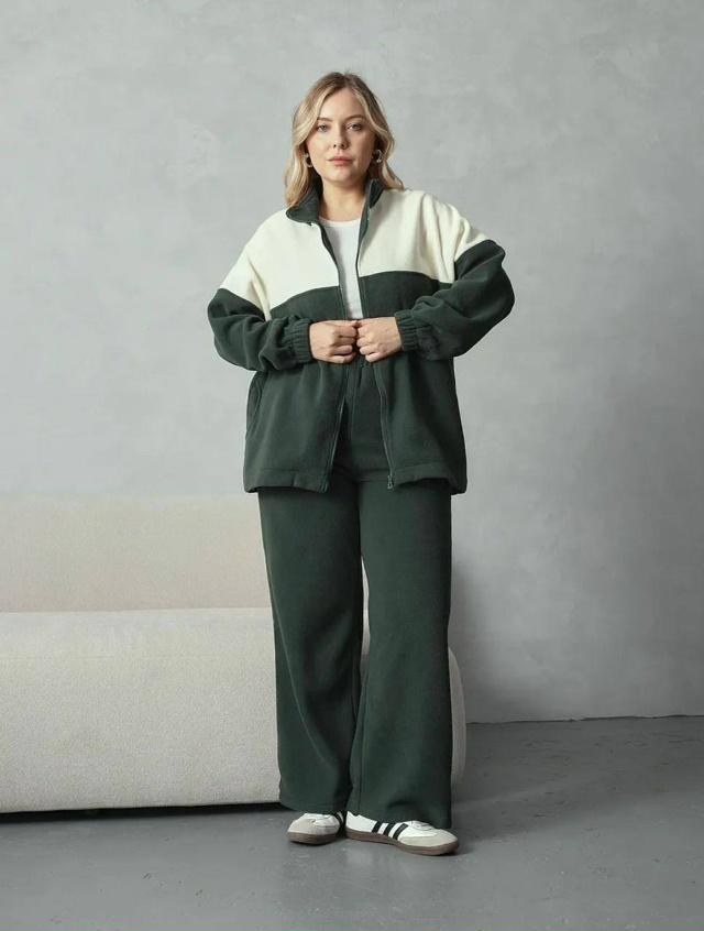 Спортивный костюм 23157094